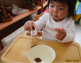 写真:マラカスを作る子ども