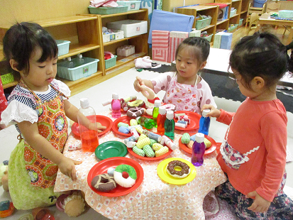 写真:おままごとをする子どもたち