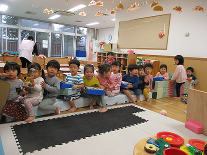 写真:電車ごっこをする子どもたち