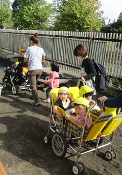 写真:散歩にでかける子どもたち