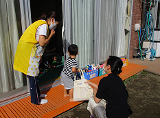 写真:乳児組の登園風景5