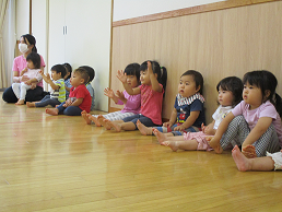 写真:手拍子をする子どもたち