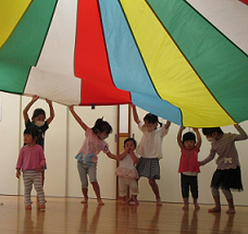 写真:バルーンを持ち上げる子どもたち