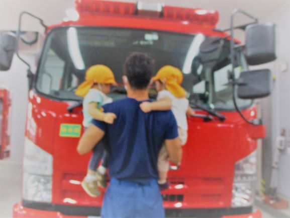 写真:消防士さんと子どもたち