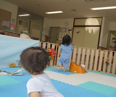 写真:大きな光を見る子どもたち