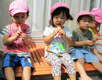 写真:チューペットのアイスを食べる子どもたち