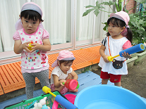 写真:水遊びをする子どもたち