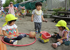 写真:外遊びをする子どもたち