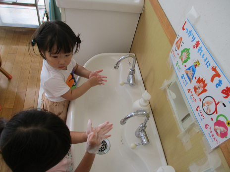 写真:手を洗う子どもたち