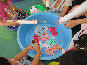 写真:魚釣りをする子どもたち