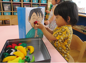 写真:お人形で遊ぶ子ども