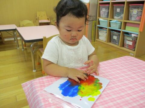 写真:絵の具で遊ぶ子ども1