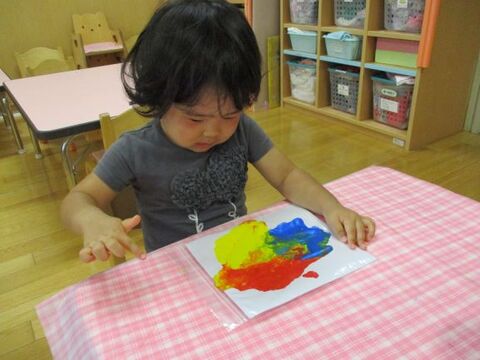 写真:絵の具で遊ぶ子ども2