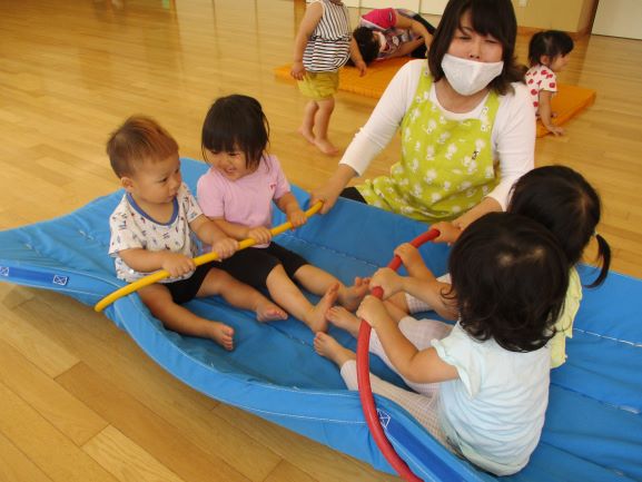 写真:先生と遊ぶ子どもたち