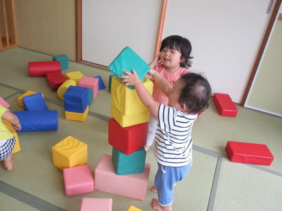 写真:積み木遊びをする子どもたち