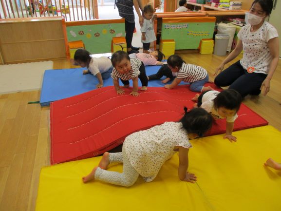 写真:マットで遊ぶ子どもたち