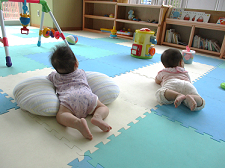 写真:寝転ぶ子どもたち