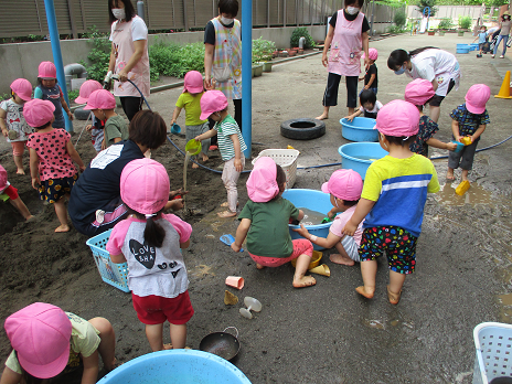 写真:どろんこ遊びをする子どもたち1