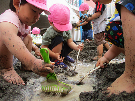 写真:どろんこ遊びをする子どもたち2