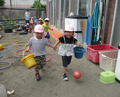 写真:笑顔で手をつなぐ子どもたち