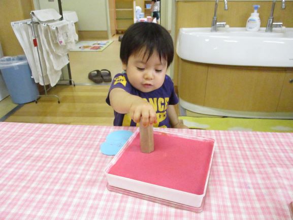 写真:スタンプを押す子ども3