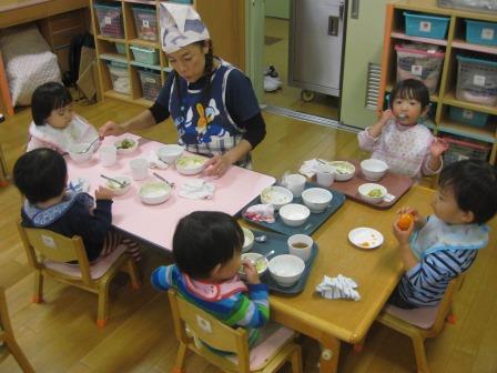 写真:給食を食べる子どもたち