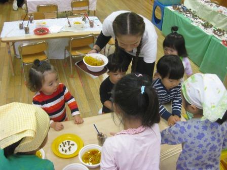 写真:食べ物を注文する子どもたち