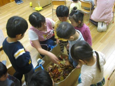 写真:温泉を見る子どもたち