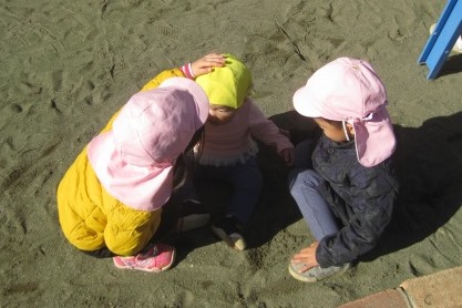 写真:庭で遊ぶ子どもたち