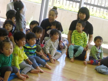 写真:おもちを見る子どもたち2