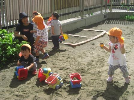 写真:種を集めたり砂遊びをしている子どもたち1