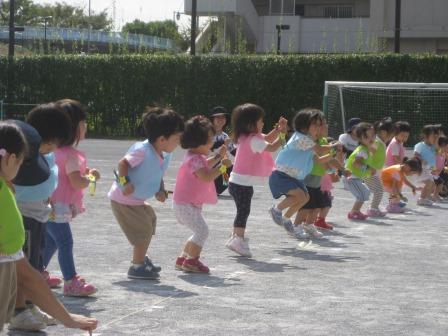 写真:ダンスをする子どもたち
