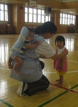 写真:ふれあい遊びを楽しむ子どもたち2