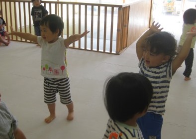 写真:体を動かす子どもたち
