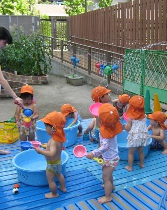 写真:庭で水遊びをする子どもたち