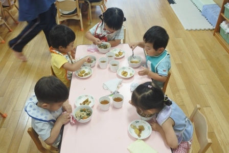 写真:なすを食べる子どもたち