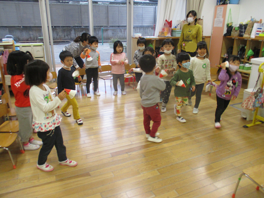 写真:演奏する子どもたち2