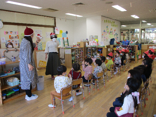 写真:おたのしみ会をする子どもたち