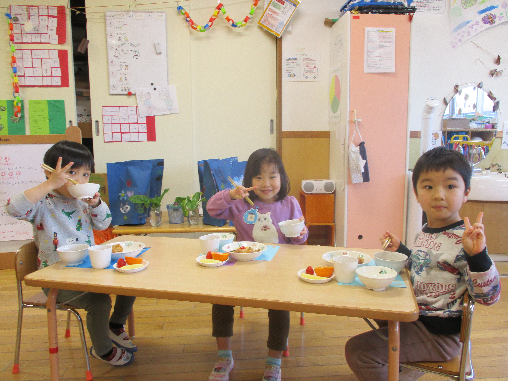 写真:給食を食べる子どもたち