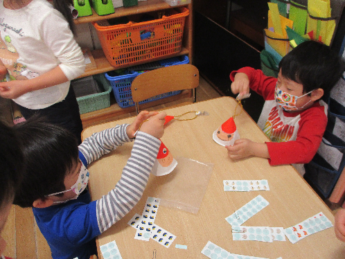 写真:サンタの鈴を作る子どもたち2