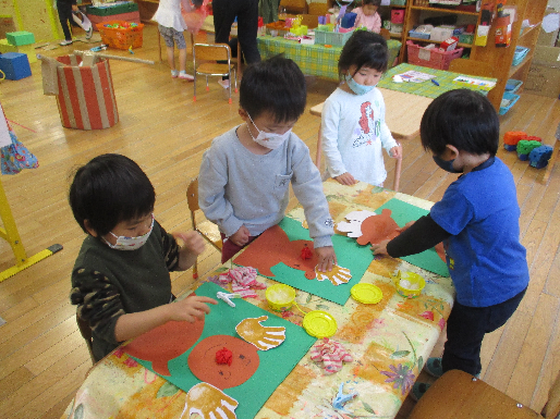 写真:トナカイを作る子どもたち