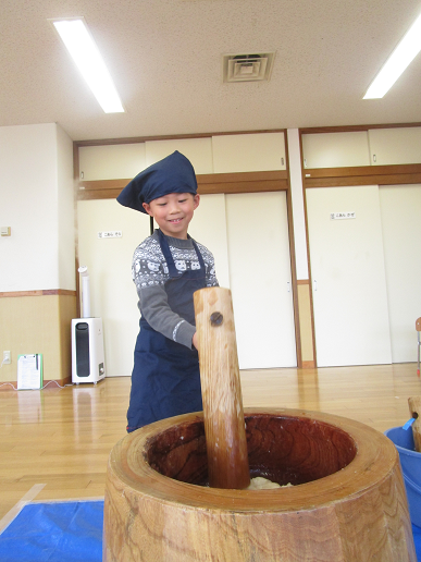 写真:餅つきをする子ども1