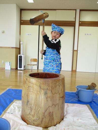 写真:餅つきをする子ども2