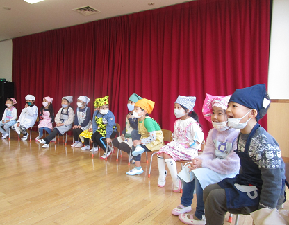 写真:餅つきを見る子どもたち