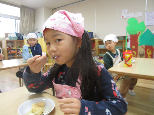 写真:餅を食べる子どもたち1