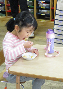 写真:餅を食べる子どもたち2