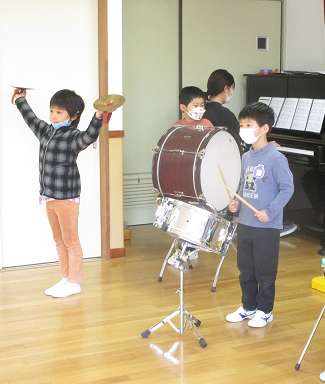 写真:楽器を演奏する子どもたち1