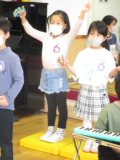 写真:楽器を演奏する子どもたち2