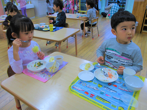 写真:よく噛んで食べる子どもたち