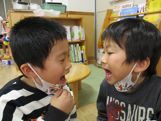 写真:歯を見せ合う子どもたち